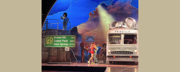 Sem Parar embarca na magia de “Priscilla, Rainha do Deserto” com product placement durante o musical