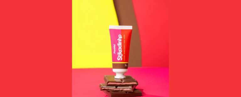 Alô, chocólatras! Panvel e Neugebauer lançam collab com cheirinho de chocolate com morango