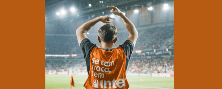 Inter transforma gesto de troca no futebol em ação de marketing para promover programa de pontos para torcedores