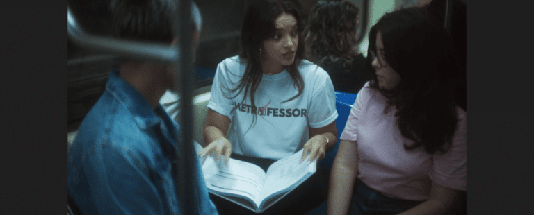 Rexona Clinical coloca professores no metrô para tirar dúvidas de estudantes antes do Enem