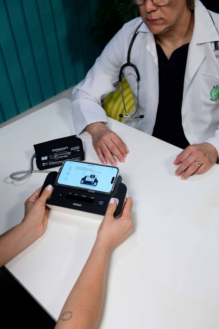 A Panvel conclui negociação com a Omrom Healthcare para ser a primeira rede de farmácias a disponibilizar exame de eletrocardiograma.
