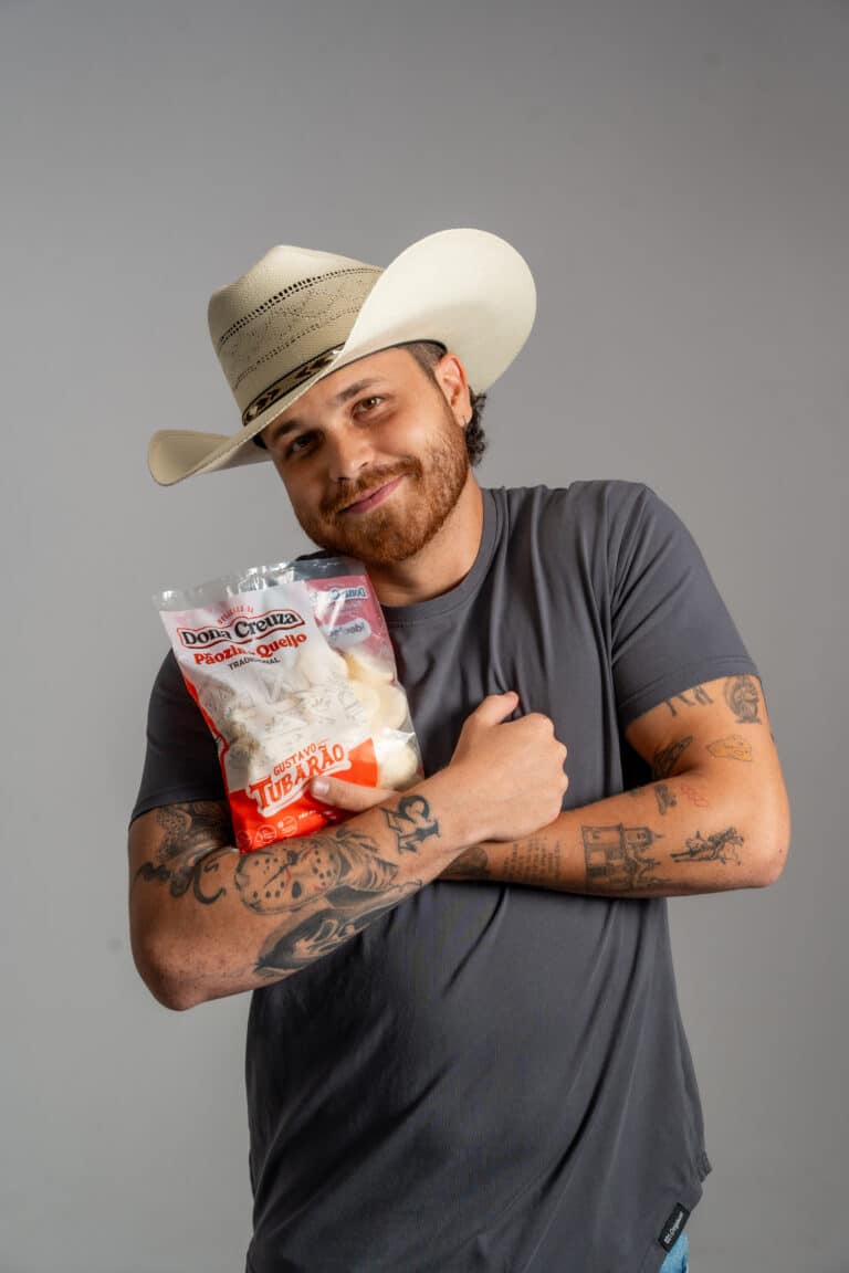 Gustavo Tubarão realiza sonho antigo e lança marca de pão de queijo em homenagem à avó