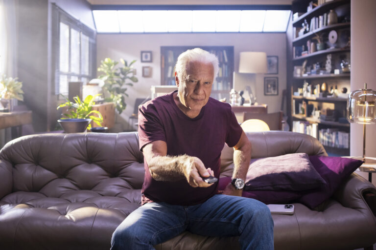 Nova campanha do Nubank tem Antonio Fagundes no universo de The Last of Us