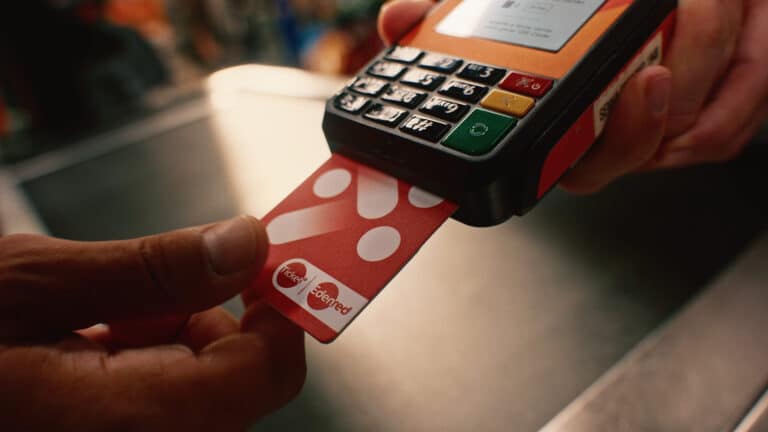 “Caiu o Ticket!”: campanha lança nova solução de multibenefícios da Ticket