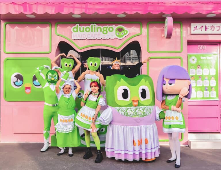 Duolingo leva mascote em Maid Café na Liberdade para divulgar o seu novo curso de japonês