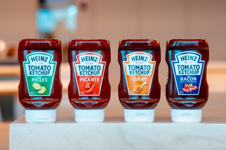 Ketchups saborizados da Heinz ganham nova identidade visual