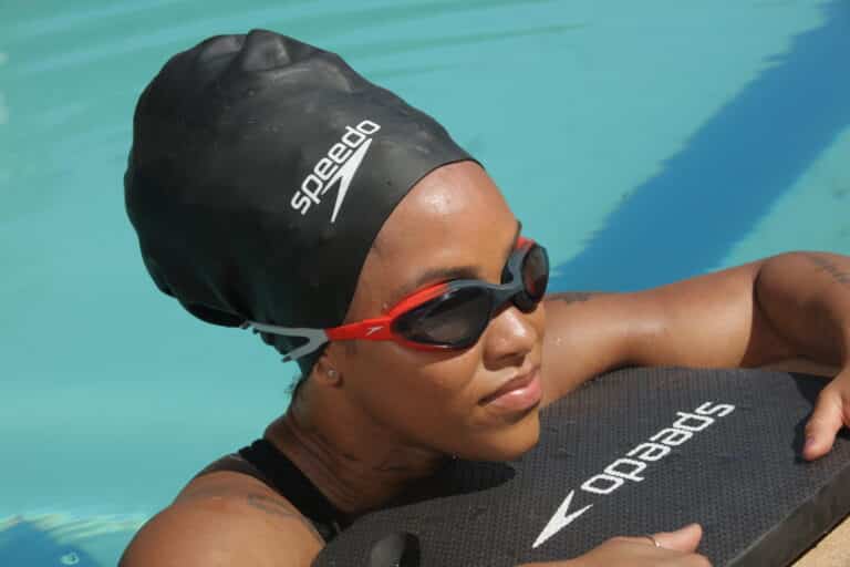 Inédito: Speedo lança touca de natação para cabelos crespos, volumosos e dreads