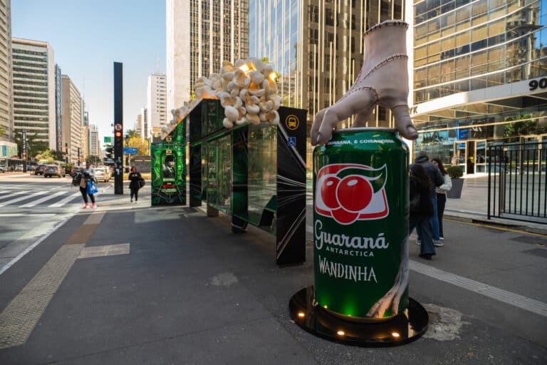 Guaraná Antarctica leva cheiro de pipoca à Avenida Paulista em ação para a nova temporada de Wandinha, série da Netflix