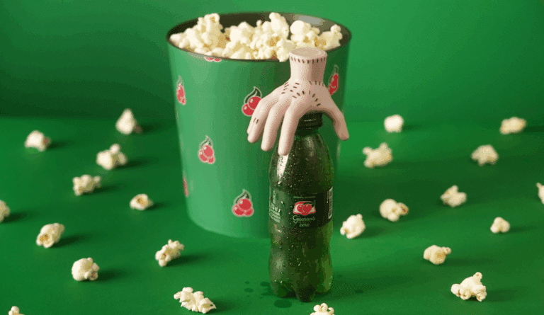 Guaraná Antarctica resgata estratégia de sucesso dos anos 2000: caçulinha volta com brinde do personagem da série Wandinha