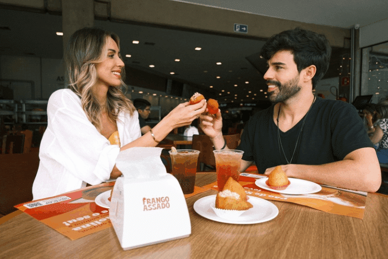 Frango Assado aposta em experiência do consumidor e vê salto em reputação nas estradas