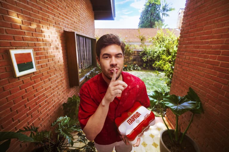 Álvaro Xaro estreia o pré-verão da Itaipava em campanha inédita na TV