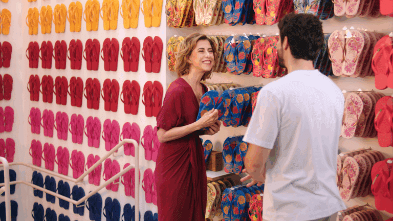 Dois ícones brasileiros: Havaianas e Fernanda Torres estreiam nova campanha no horário nobre
