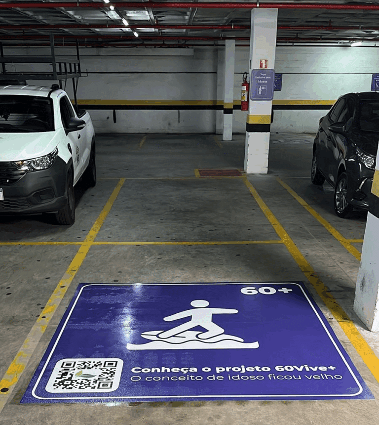 MedSênior desafia estereótipo de envelhecimento com intervenção visual em vagas de estacionamento