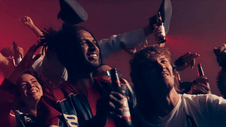 Budweiser presenteia os fãs mais apaixonados do mundo e lança Bud Live no Brasil