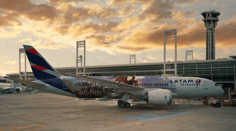 LATAM e Warner Bros. Discovery América Latina levam a magia de Harry Potter aos céus com aviões customizados e experiências a bordo