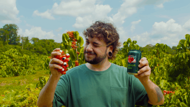 Guaraná Antarctica destaca sua conexão com a Amazônia em nova versão de comercial clássico dos anos 9​0