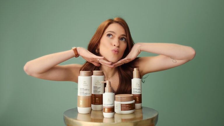 Ana Clara reage à descobertas do primeiro cabelo branco em campanha de Natura Lumina Antissinais