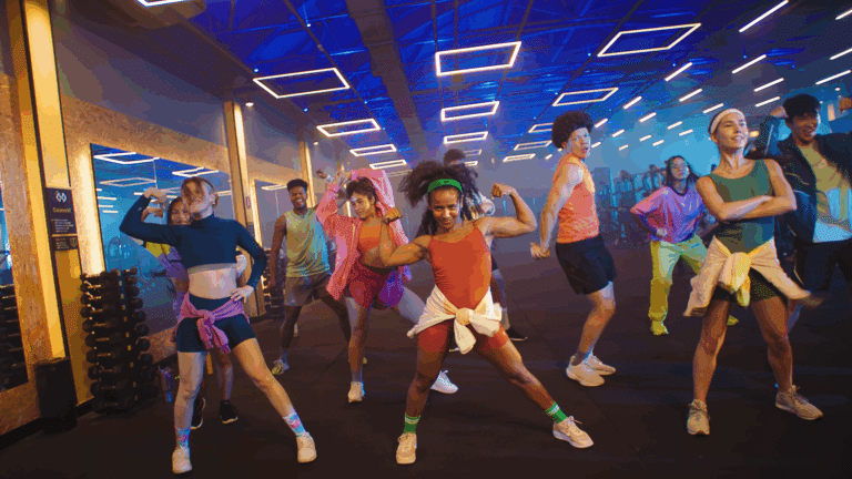 Treinar é o novo rolê: Nova campanha da Smart Fit convida adolescentes da América Latina a treinarem de graça nas férias