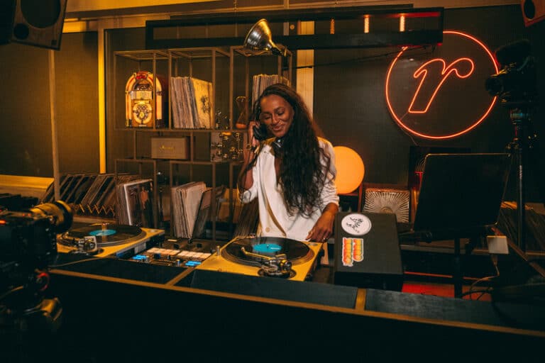 Rádio Renner estreia no YouTube e une moda, música e comportamento