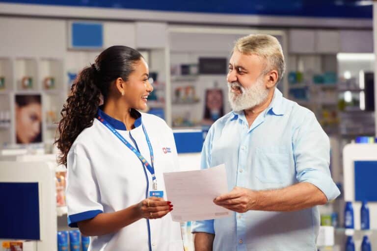 Pague Menos incentiva graduação e especialização farmacêutica entre colaboradores