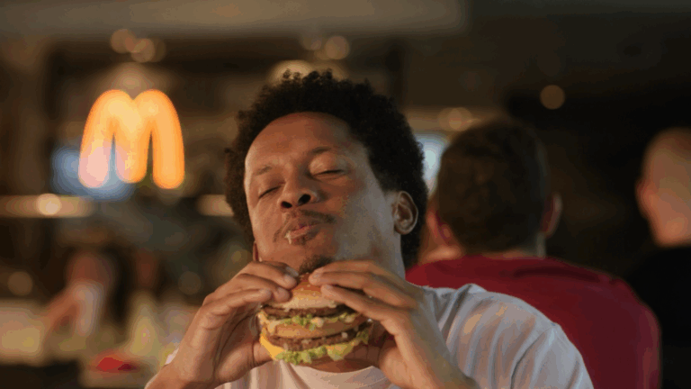 “Os Clássicos ainda mais Méqui”: McDonald’s evolui preparo dos sanduíches e convida o consumidor a redescobrir os clássicos