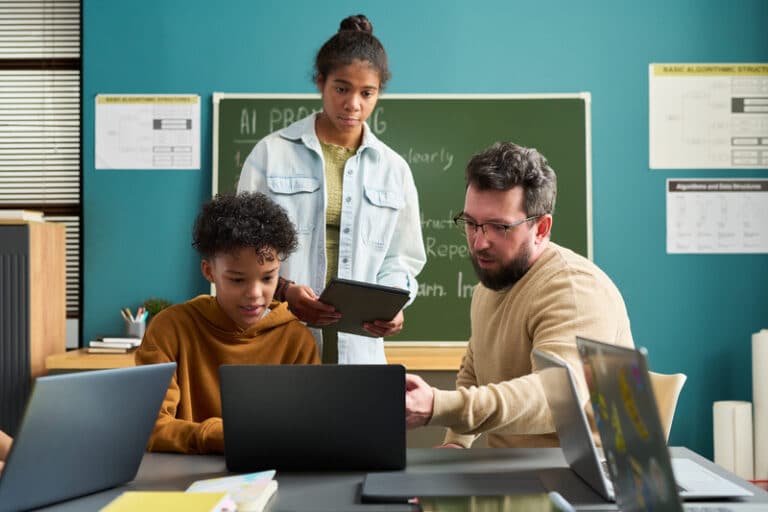 Engenharia ainda enfrenta baixa representação no debate digital, aponta ABM