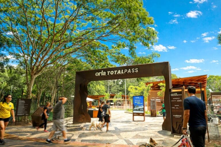 Orla Brasil e NEOOH firmam parceria para implantação de circuito DOOH na Orla TotalPass