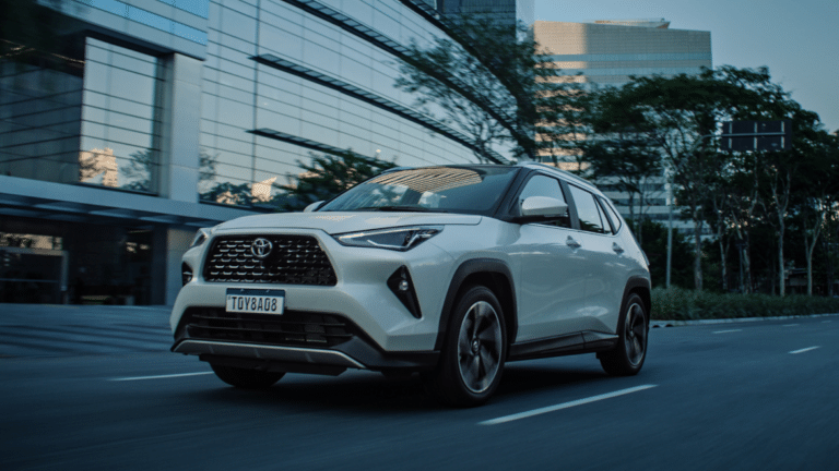 Toyota convida para experiência híbrida autêntica em campanha do novo Yaris Cross para América Latina