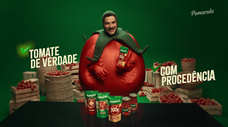 Pomarola e Chay Suede retornam com a segunda fase da campanha “Só quem tem Pomarola tem o molho”