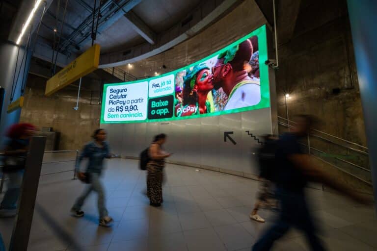 JCDecaux lança nova geração de telas digitais icônicas no aeroporto de Guarulhos e metrô de São Paulo