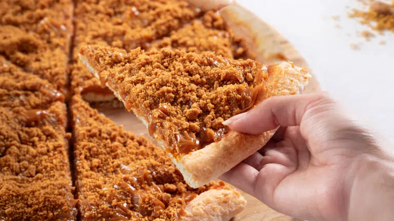 Nova pizza doce da Domino's feita com biscoito Biscoff lançada em 2026 no Brasil
