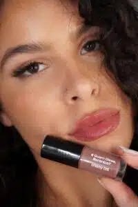 Priscilla Evelyn na campanha Creamy de la Creamy da Quem Disse Berenice para o Dia do Beijo 2026 com o lançamento do Creamy Tint