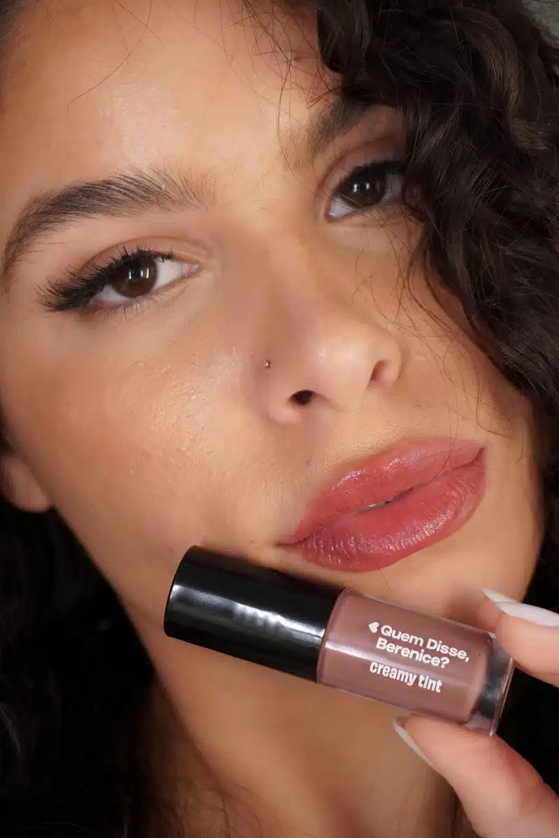 Priscilla Evelyn na campanha Creamy de la Creamy da Quem Disse Berenice para o Dia do Beijo 2026 com o lançamento do Creamy Tint