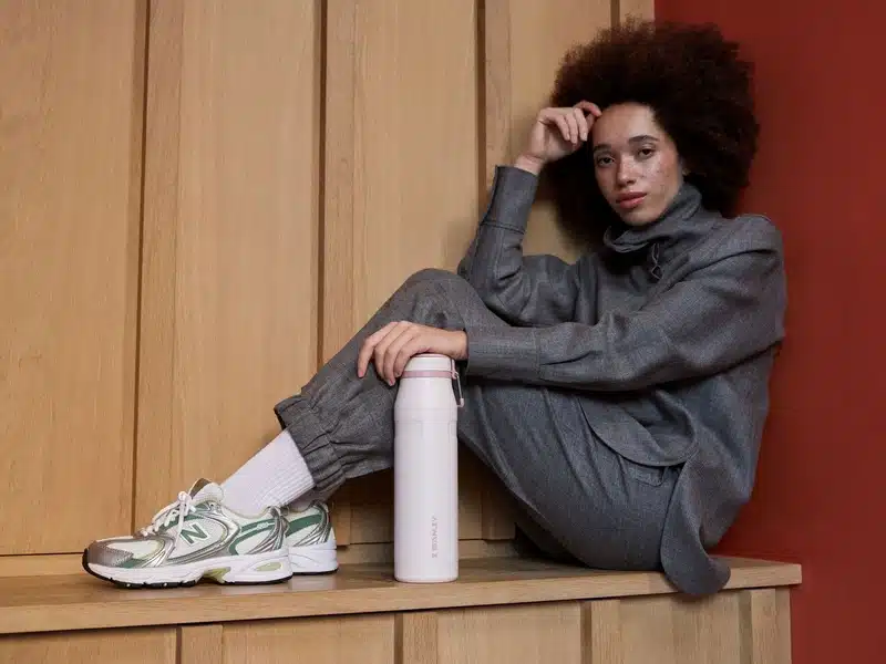 Garrafa Stanley Twist Flip com tecnologia AeroLight e sistema de abertura de uma mão lançada no Brasil em 2026