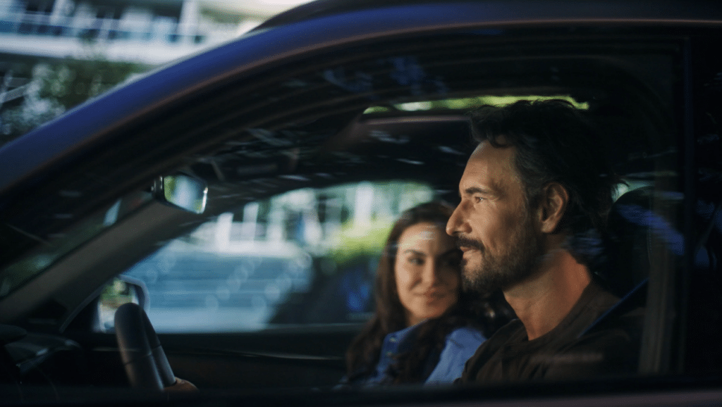 Rodrigo Santoro e Mel Fronckowiak protagonizam campanha do Renault Koleos E-Tech criada pela DPZ em 2026