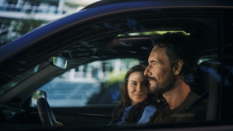 Rodrigo Santoro e Mel Fronckowiak protagonizam campanha do Renault Koleos E-Tech criada pela DPZ em 2026
