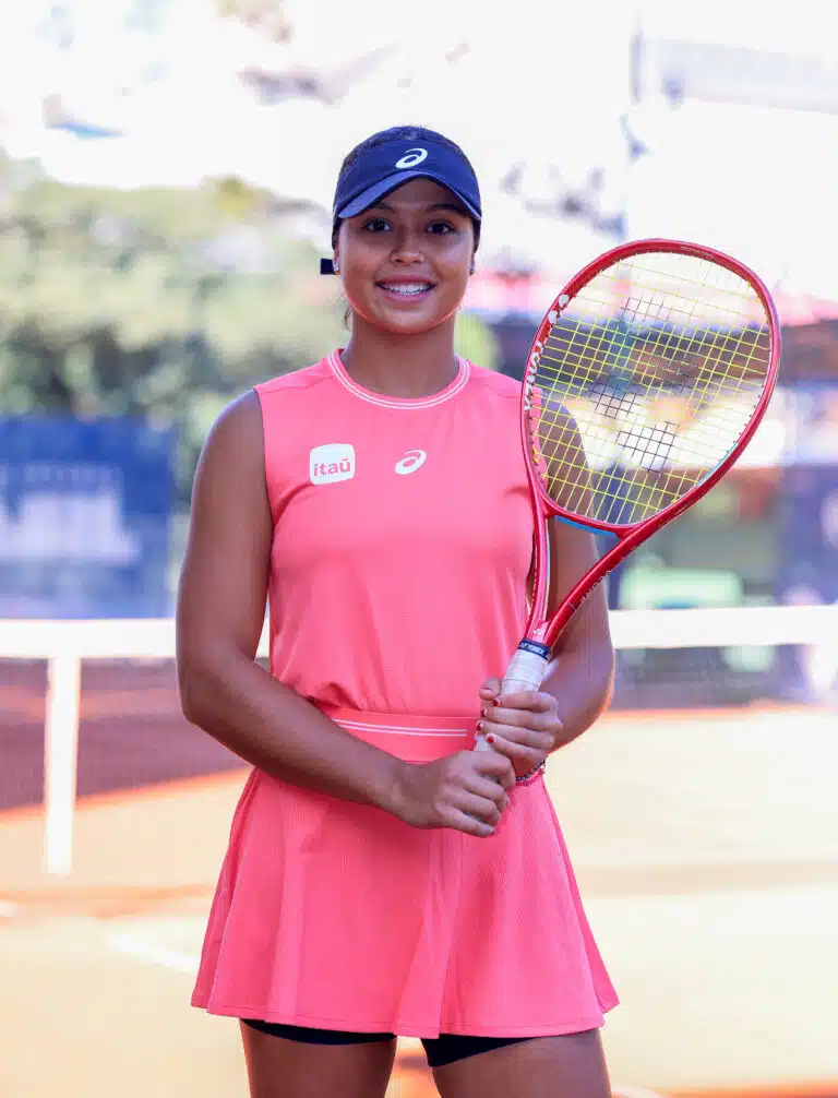 Tenista brasileira Naná Silva, 16 anos, anuncia patrocínio do Itaú Unibanco em abril de 2026