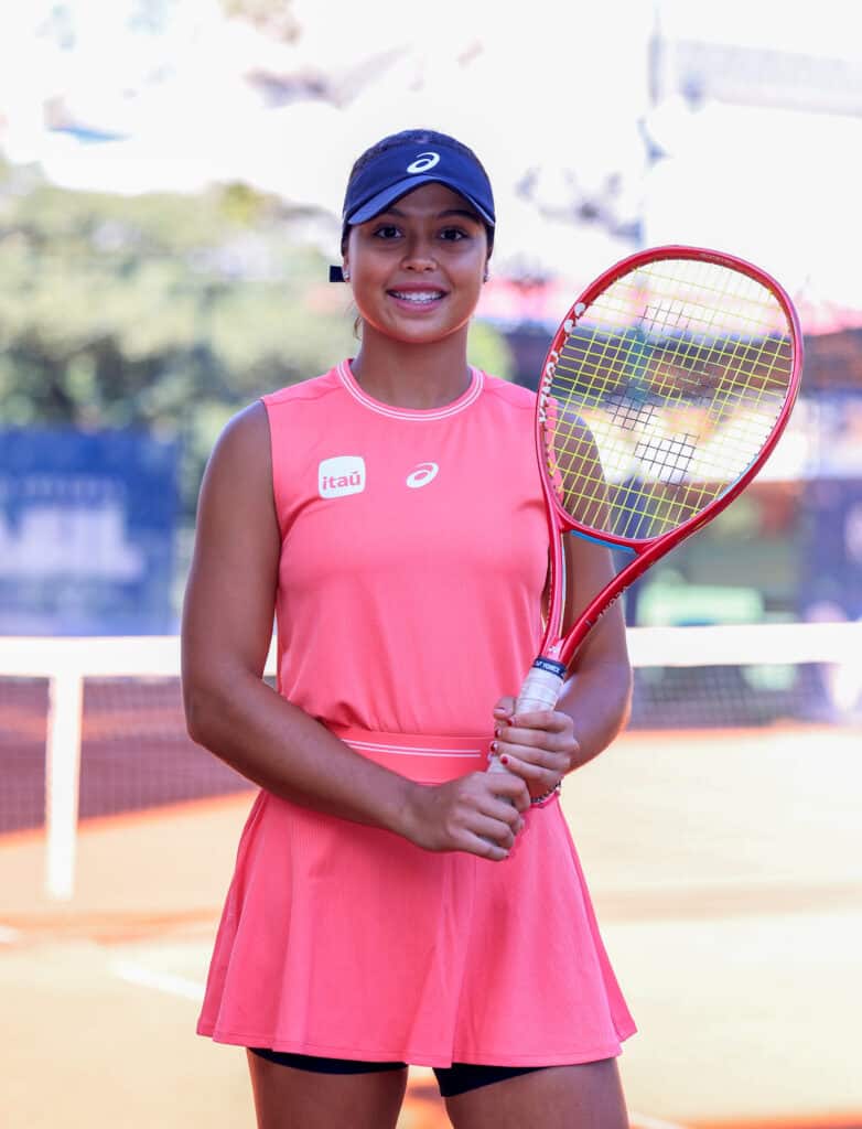 Tenista brasileira Naná Silva, 16 anos, anuncia patrocínio do Itaú Unibanco em abril de 2026