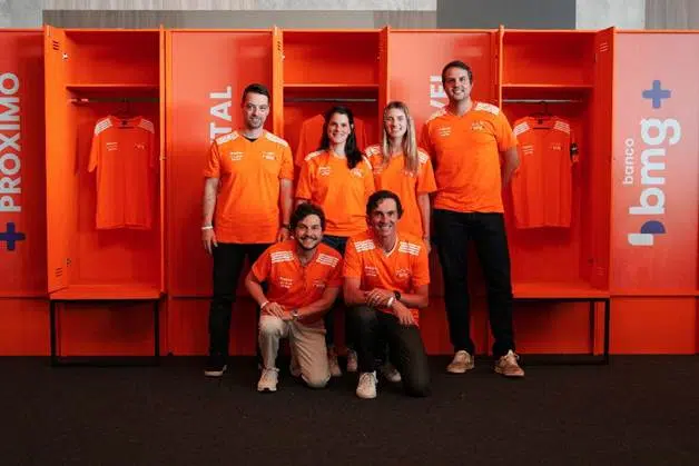 Equipes da Milà e do Banco Bmg reunidas após conquista da conta full-service da instituição financeira em abril de 2026