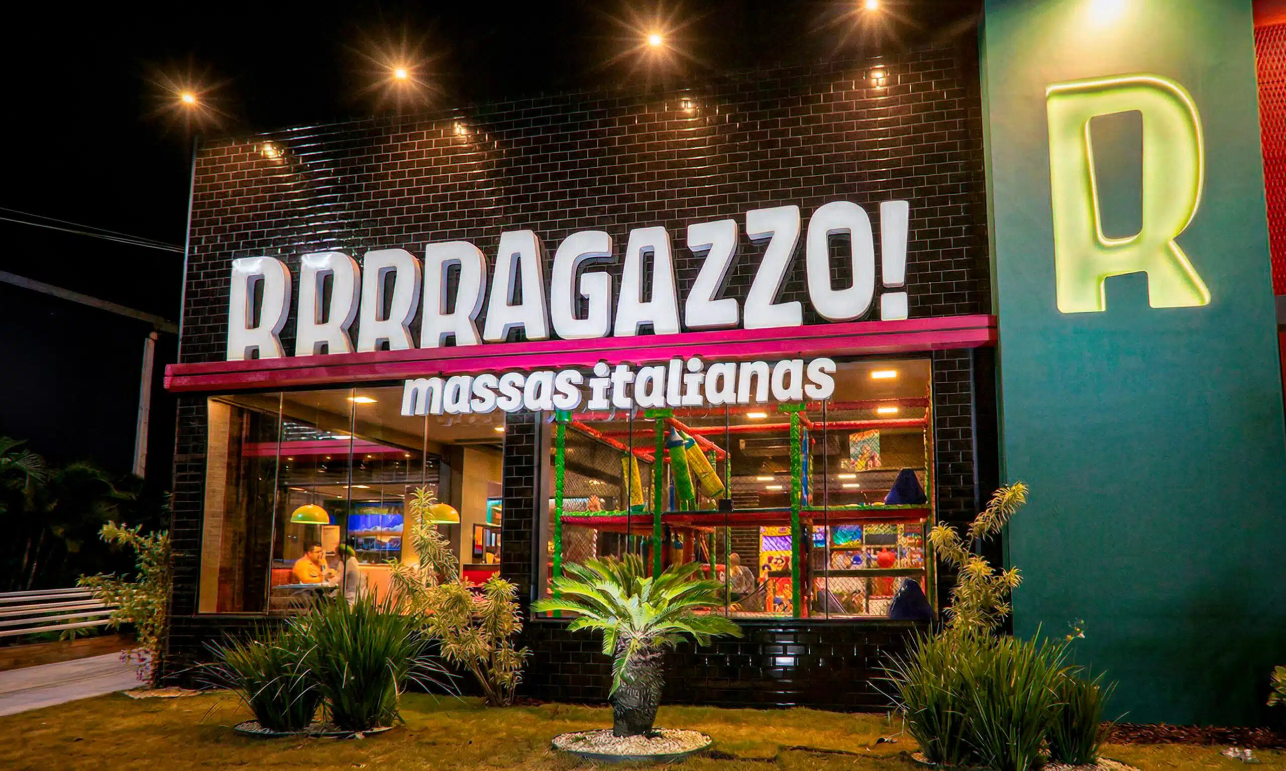 Loja do Ragazzo com novo letreiro RRRRagazzo na campanha dos 4 R's com Gil do Vigor, abril de 2026