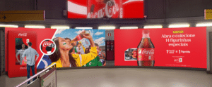 Ativação interativa da Coca-Cola FEMSA na estação Paulista do metrô de São Paulo transforma passageiros em figurinhas da Copa do Mundo FIFA 26