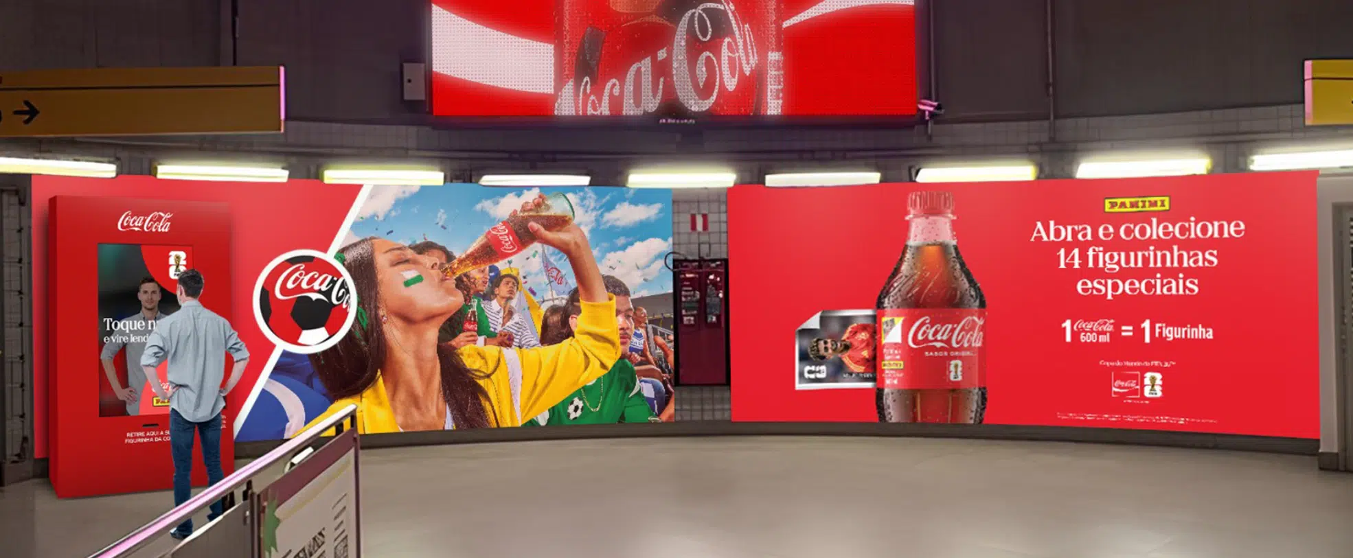 Ativação interativa da Coca-Cola FEMSA na estação Paulista do metrô de São Paulo transforma passageiros em figurinhas da Copa do Mundo FIFA 26