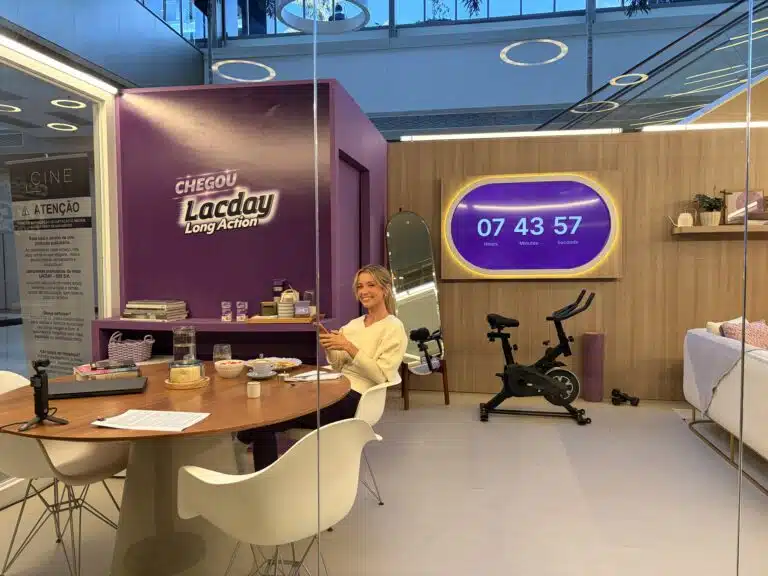 Atriz Juliana Didone protagoniza a campanha Casa Transparente do Lacday Long Action da EMS em shopping de São Paulo em 7 de maio de 2026