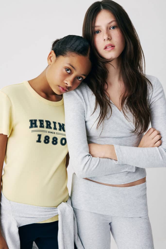 Hering lança HRNG Teen linha de básicos exclusiva para adolescentes com estética college disponível a partir de 21 de maio de 2026