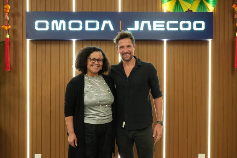 Alessandra Souza CMO da OMODA JAECOO no Brasil e Daniel Baena Diretor Geral da Energy BBDO anunciam parceria full service em maio de 2026