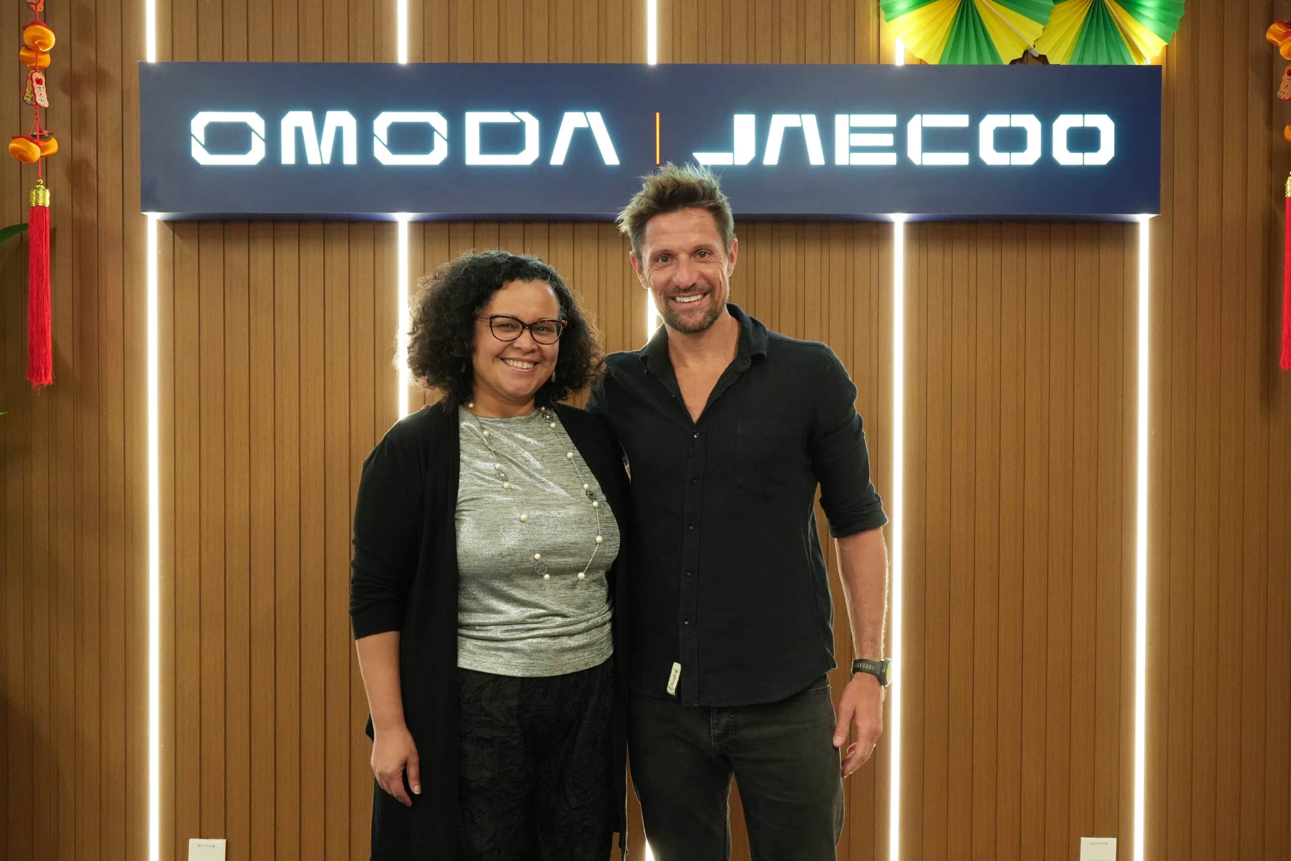 Alessandra Souza CMO da OMODA JAECOO no Brasil e Daniel Baena Diretor Geral da Energy BBDO anunciam parceria full service em maio de 2026