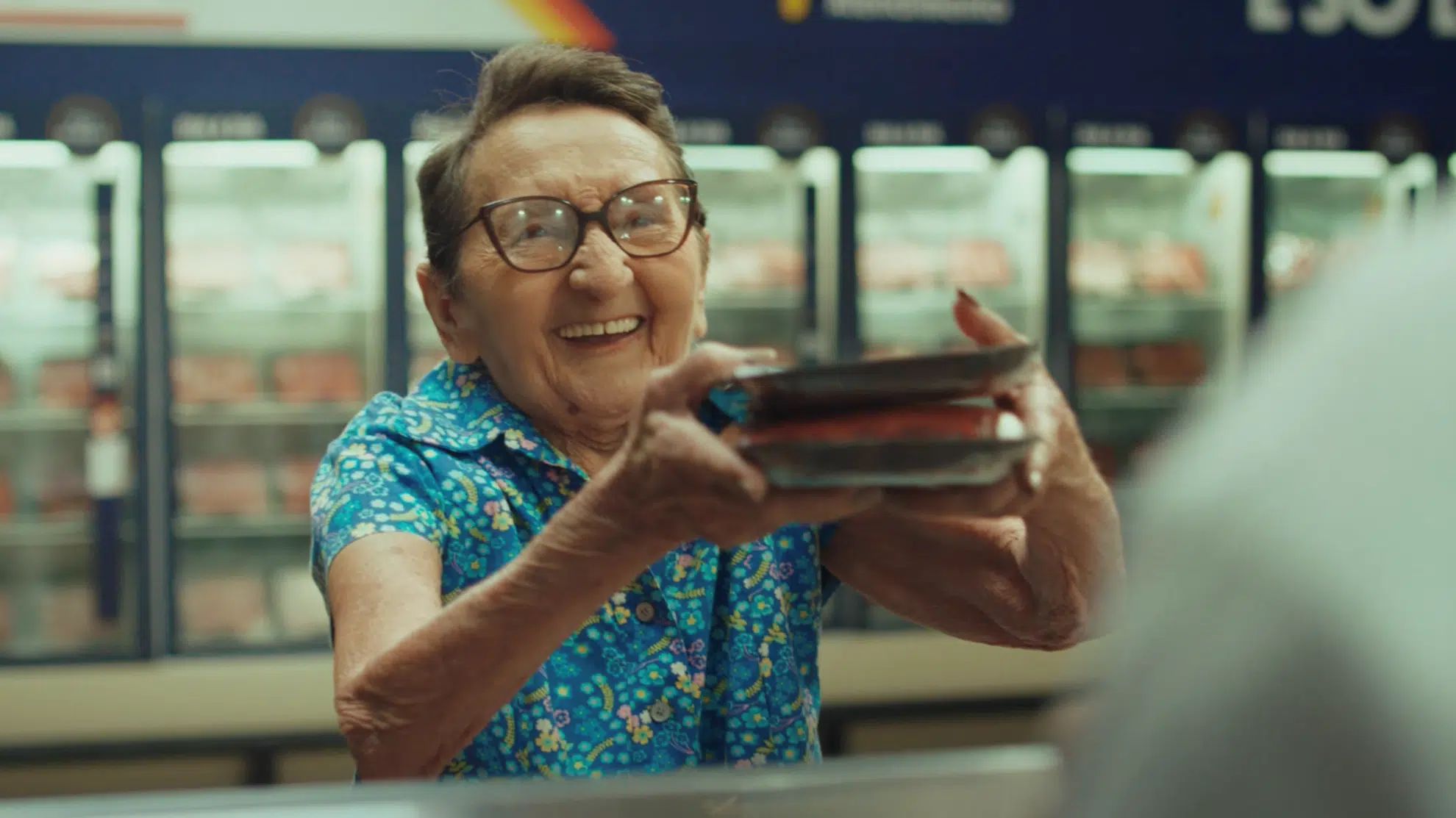 Tânia Maria interpreta Valdirene mãe do açougueiro Valdir em campanha da Friboi Reserva para o Dia das Mães criada pela Lola TBWA em 2026