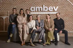 Equipes da Ampfy e da Ambev anunciam conquista da conta Flying Fish cerveja saborizada oficial da Copa do Mundo FIFA 2026
