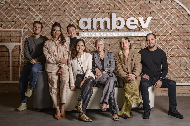 Equipes da Ampfy e da Ambev anunciam conquista da conta Flying Fish cerveja saborizada oficial da Copa do Mundo FIFA 2026