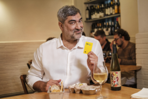 Zeca Camargo curador do Nomad Guide protagoniza campanha da Nomad com OOH em português em 12 cidades do mundo lançada em maio de 2026